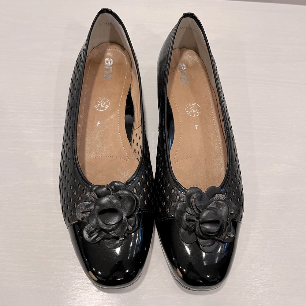 Vintage Floral-Detail Flats